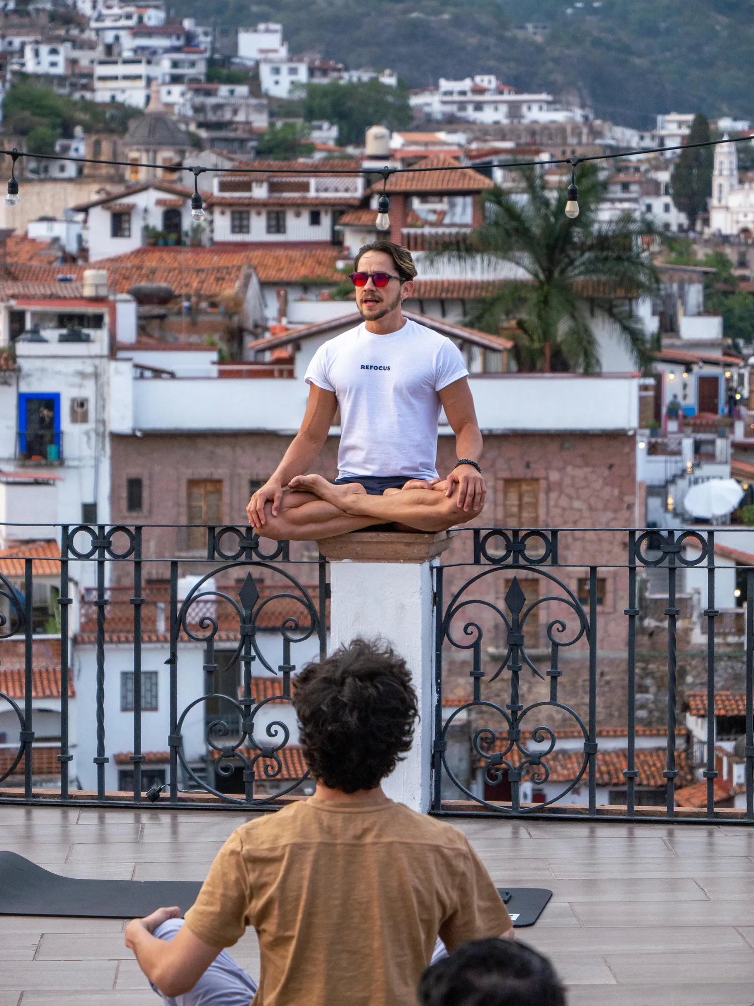 Sesión de bienestar de Refocus Series con vista panorámica de Taxco